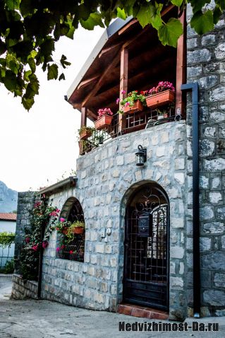 Черногория. Старинный дом на Адриатике